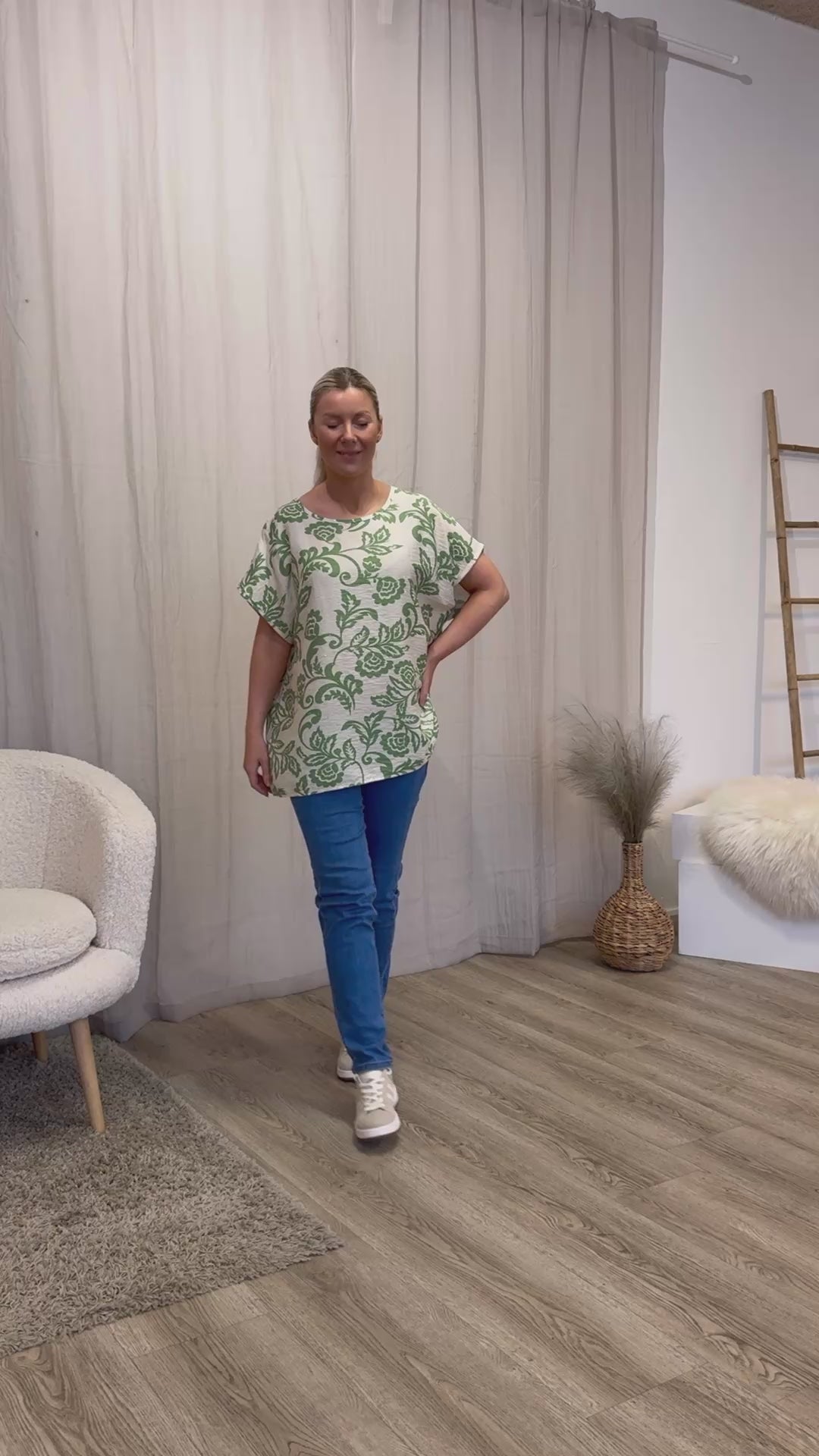 Video laden: T-shirt m. blomster og glimmersten Lime