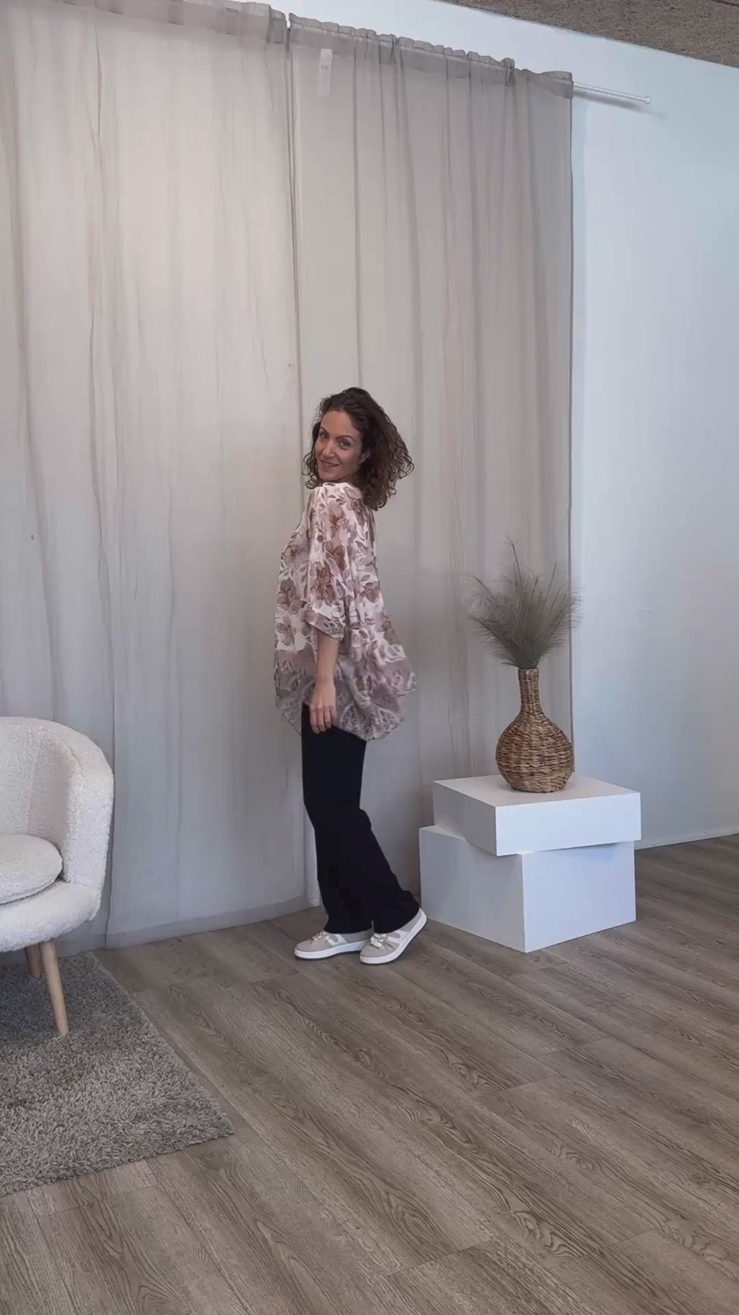 Video laden: Tunika m. blomsterprint Beige