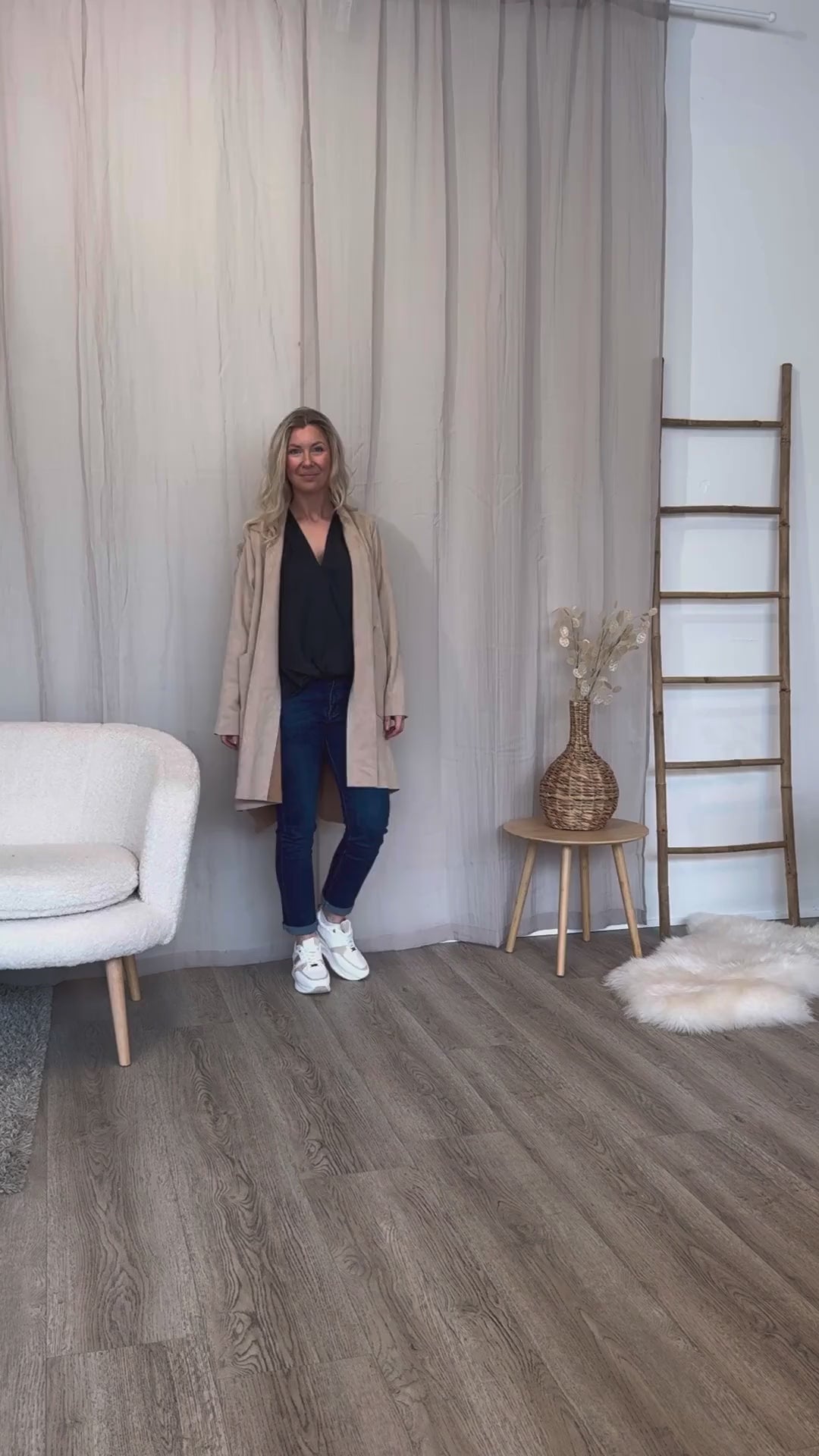 Video laden: Cardigan im Wildlederoptik Beige