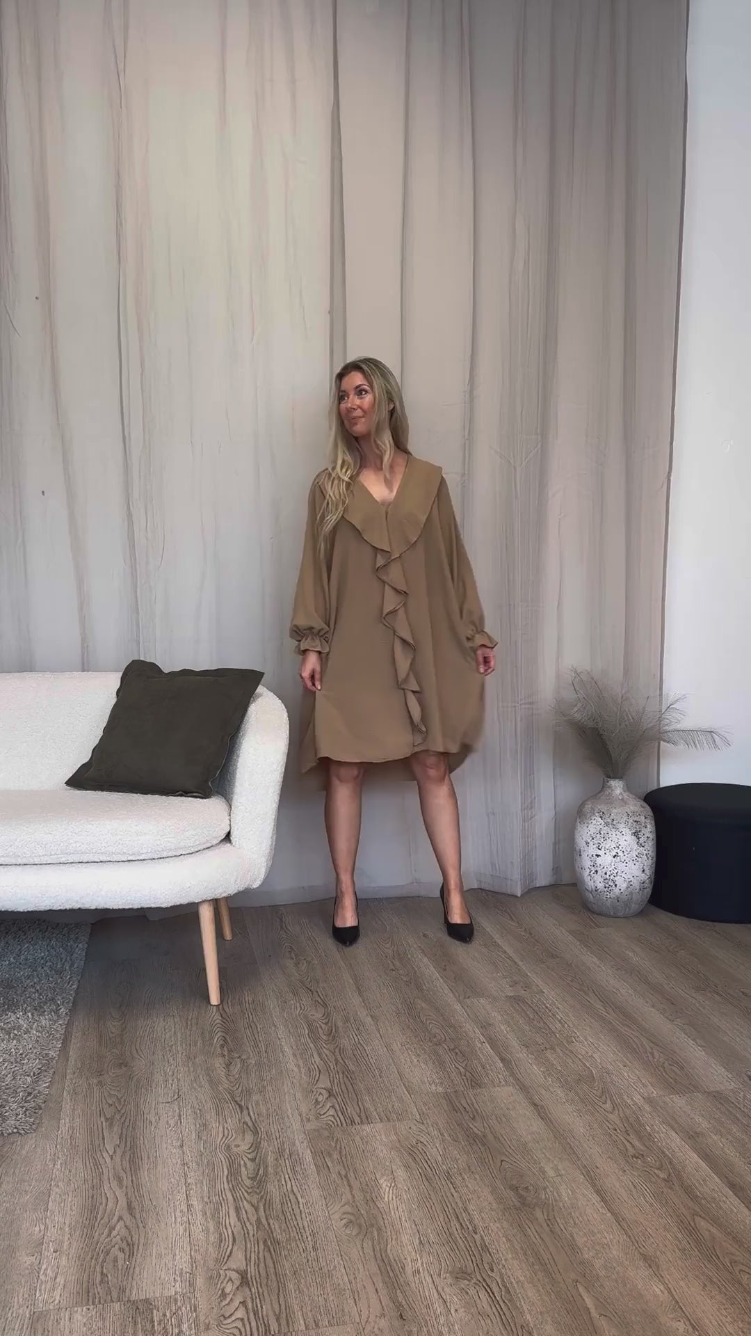 Video laden: Rüschenkleid Camel