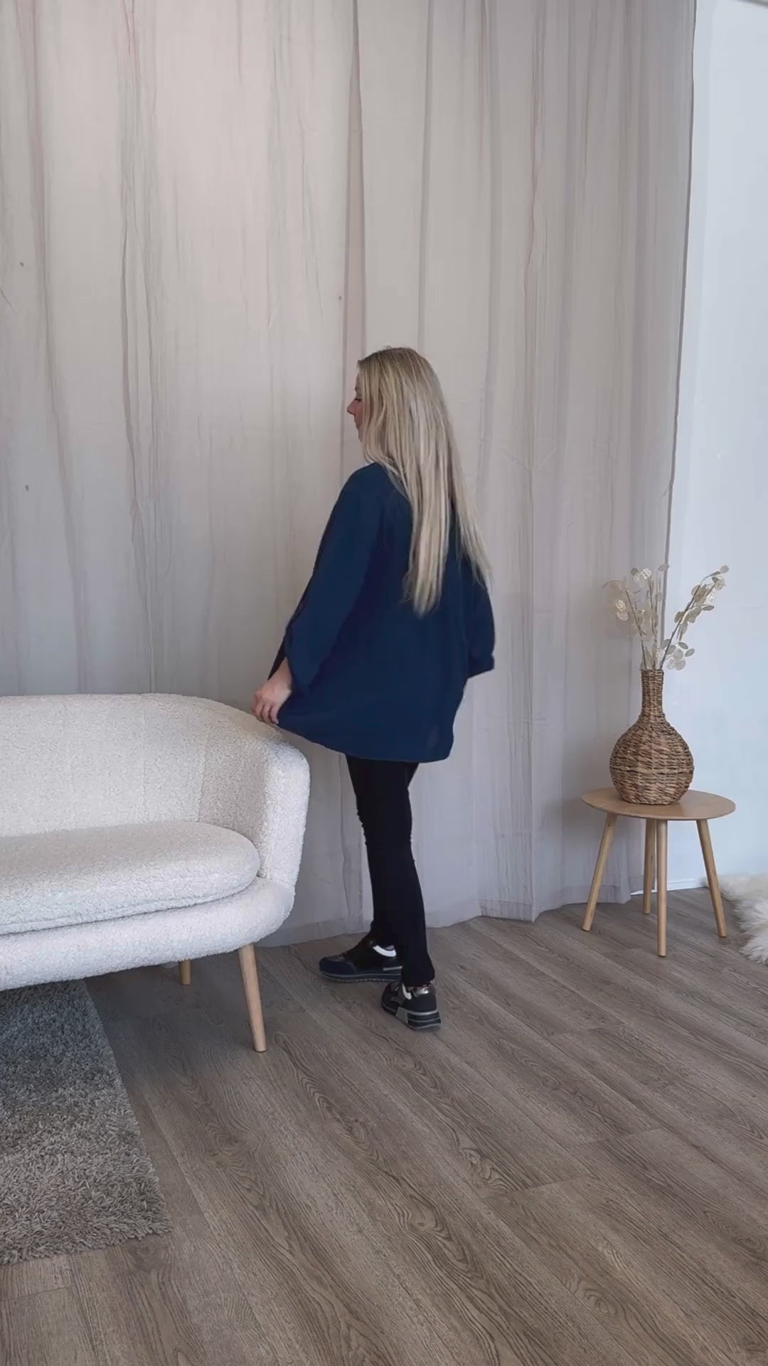 Video laden: Adeline Bluse Marineblau