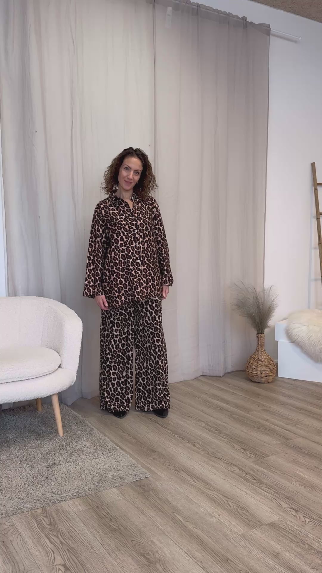 Video laden: Skjorte m. leopardprint Brun