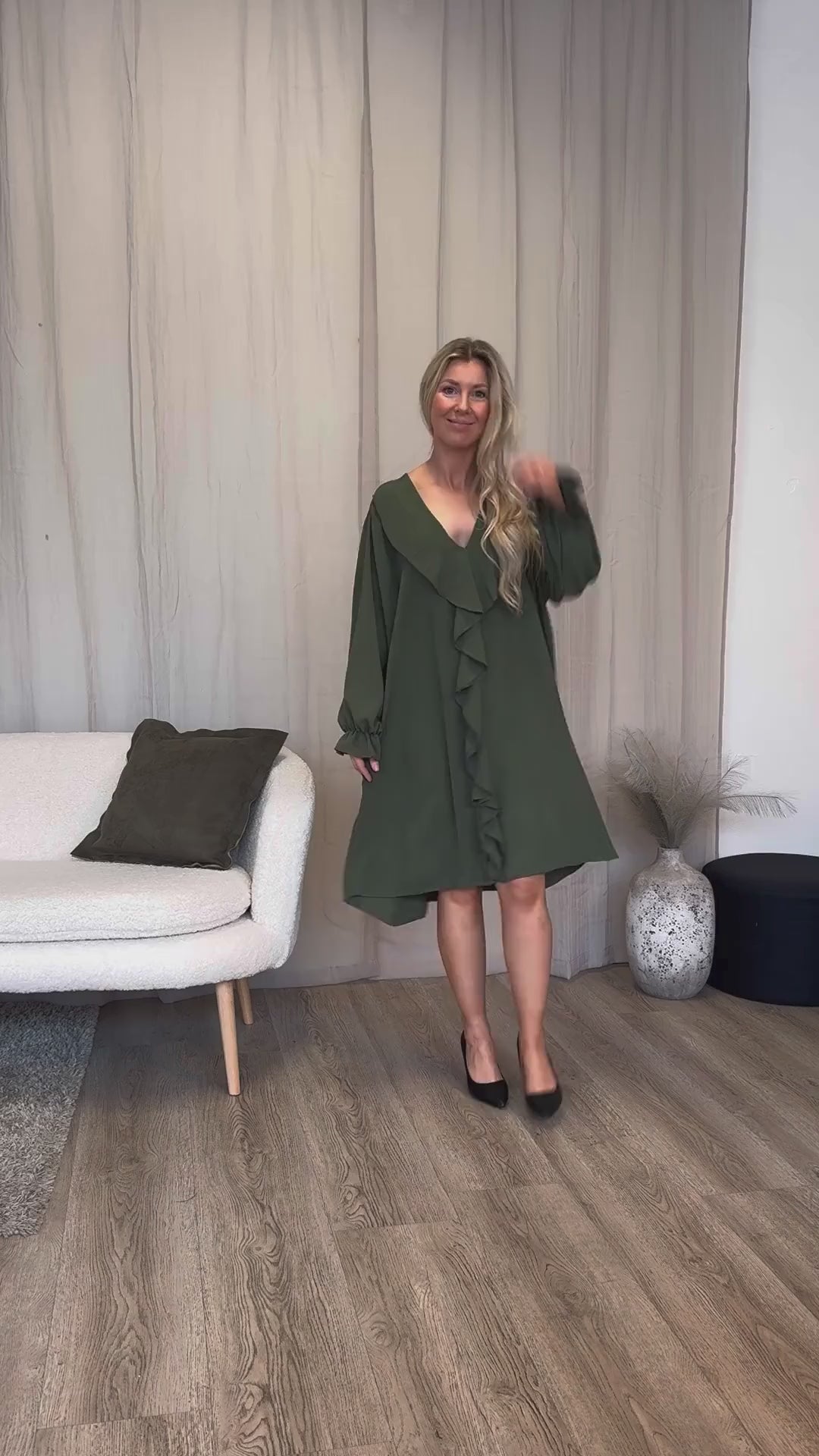 Video laden: Rüschenkleid Khaki