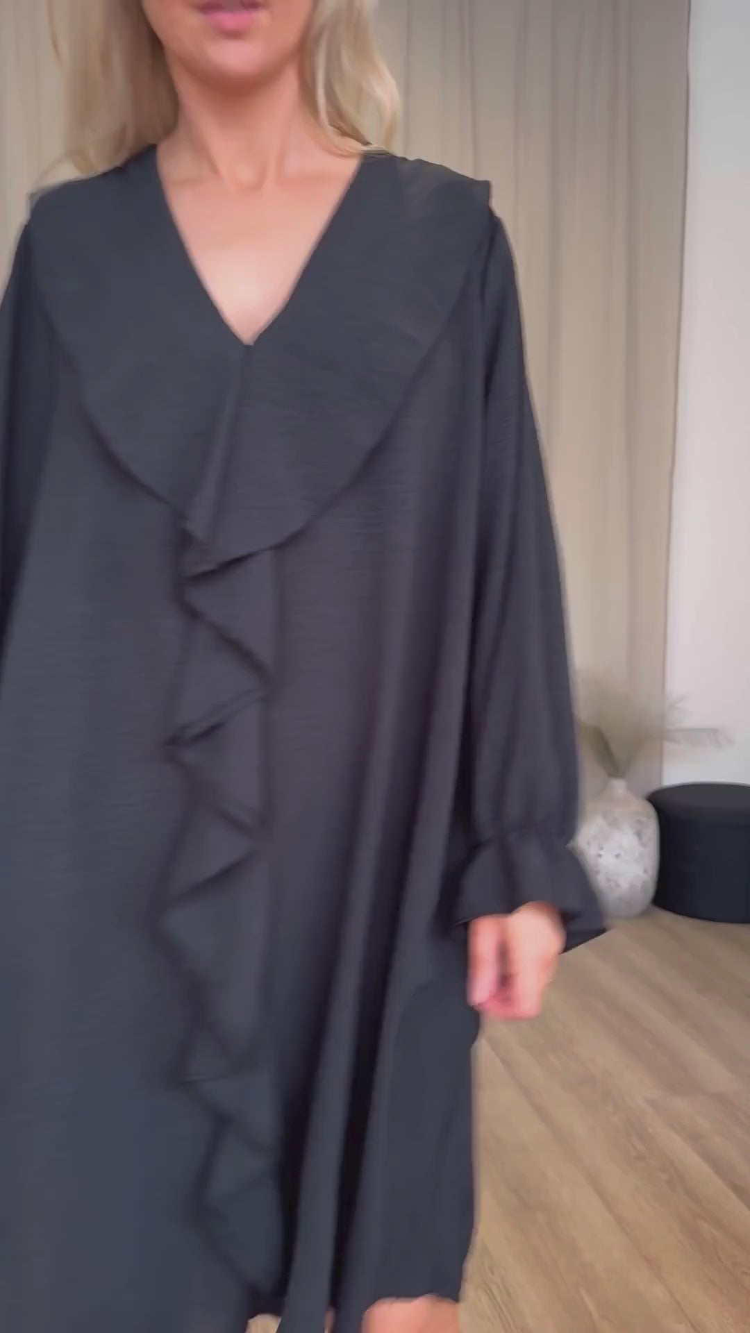 Video laden: Rüschenkleid Schwarz