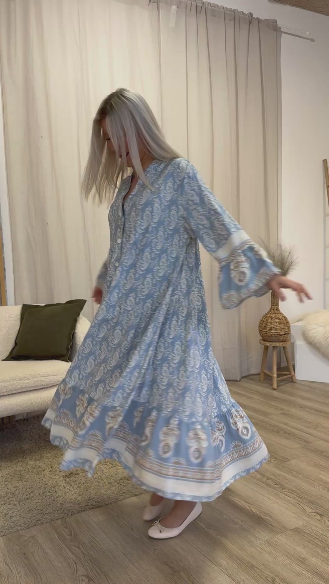 Video laden: Lang kjole m. paisleyprint Skyblue