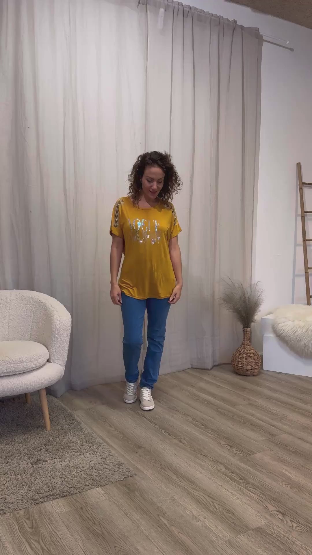 Video laden: T-shirt m. glimmersten og tekst Mustard