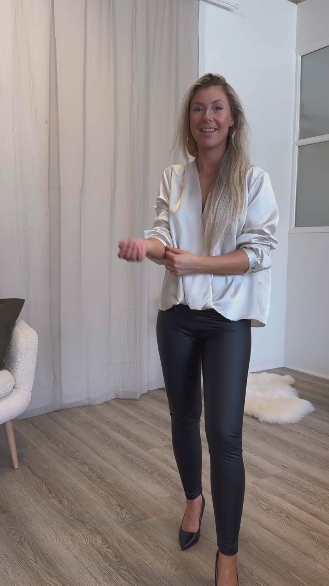 Video laden: Satinbluse mit überkreuztem Ausschnitt Beige