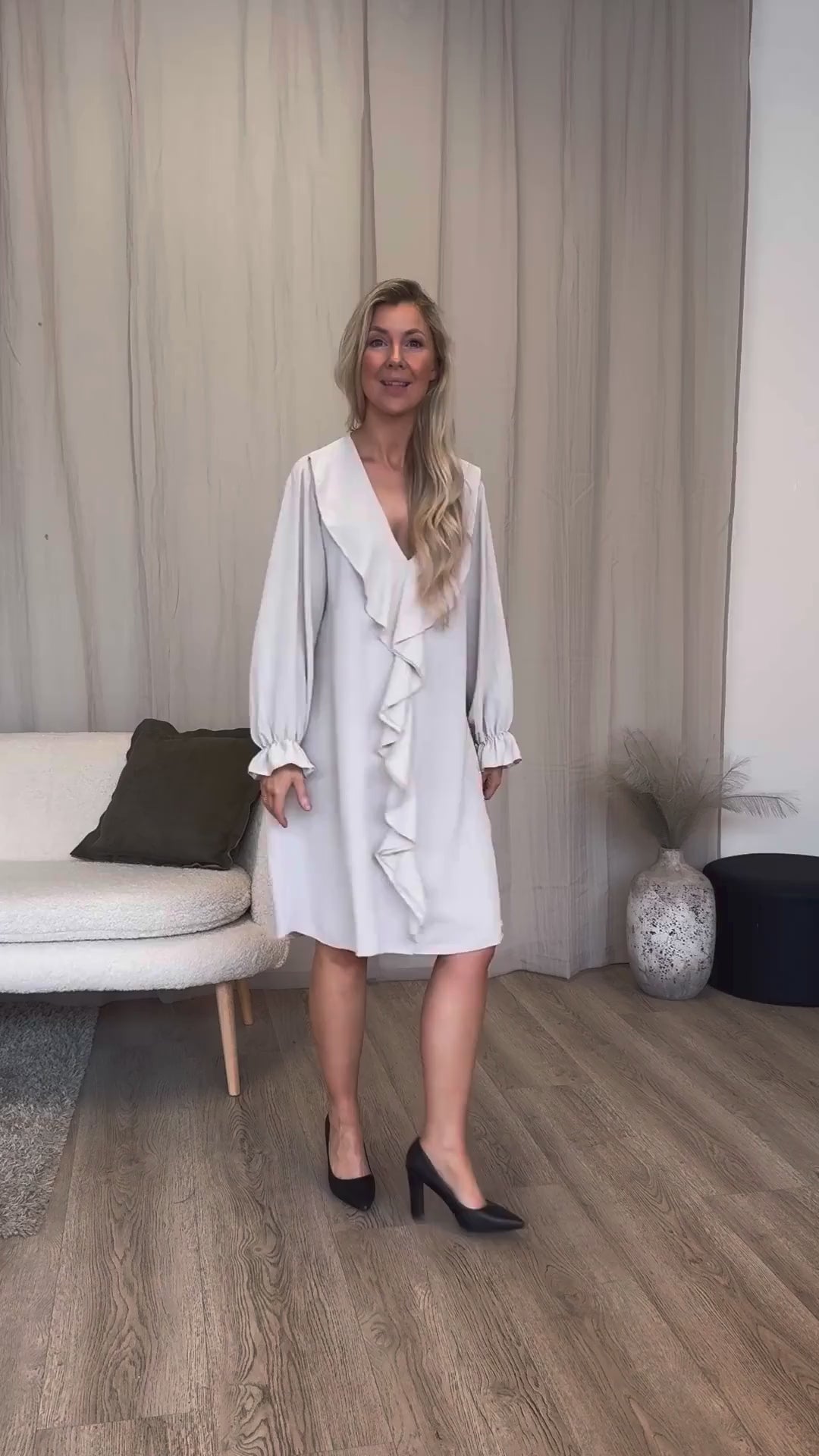 Video laden: Rüschenkleid Beige