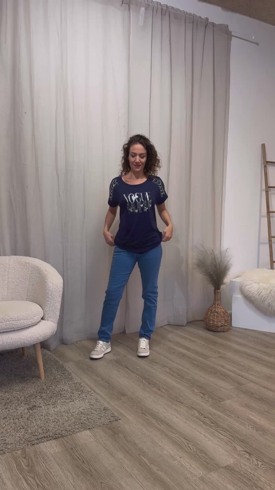 Video laden: T-shirt m. glimmersten og tekst Navy