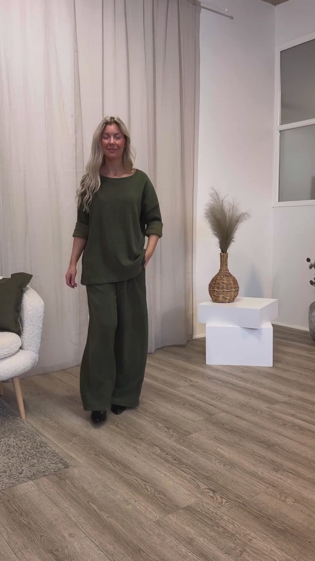 Video laden: Bluse m. fløjlslook Khaki