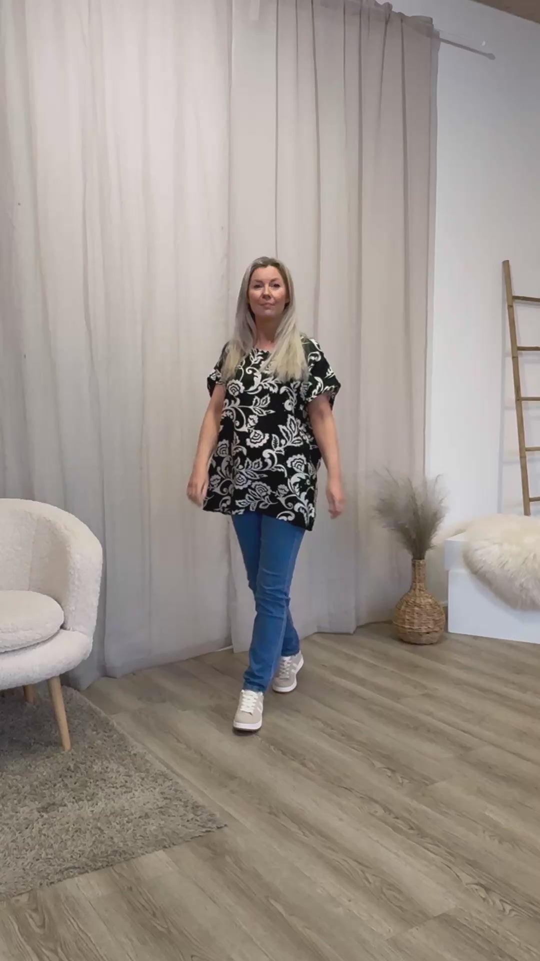 Video laden: T-shirt m. blomster og glimmersten Sort