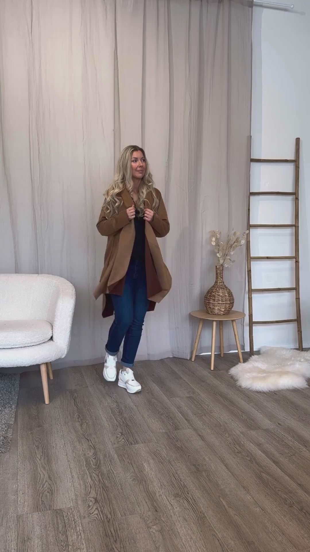 Video laden: Cardigan im Wildlederoptik Camel