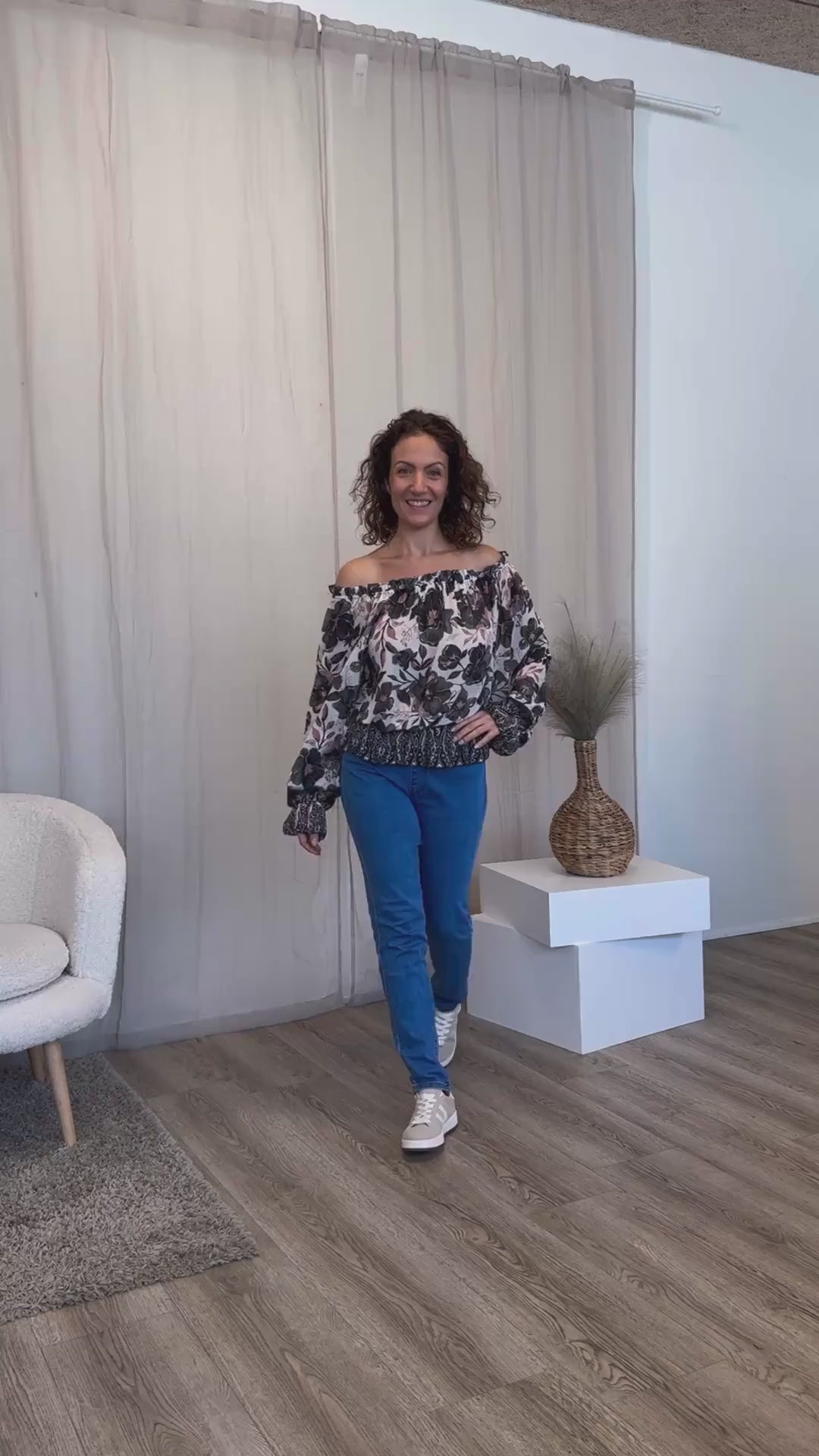 Video laden: Off shoulder bluse m. blomsterprint Sort